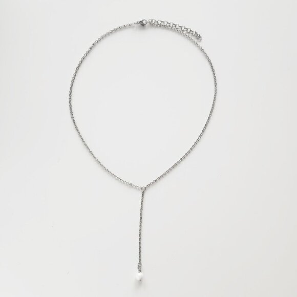 Classic & elegant silver pearl necklace with a small silver chain - Picture 7 of 8